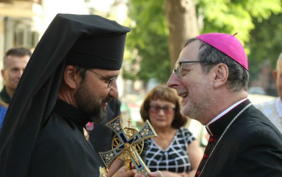 Посол Ватикану зустрівся в Одесі з греко-католиками, моряками та безхатьками