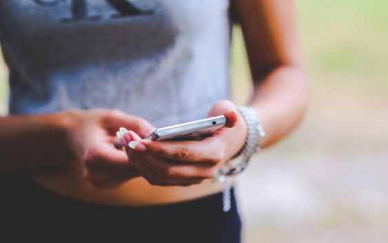 Більшість молодих українців не можуть уявити життя без смартфону