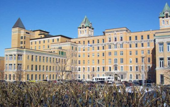 Про лікарню, де забрали розп’яття після 1 скарги й повернули після 600