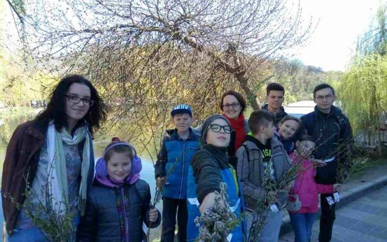 Світлий тиждень у будинку для стареньких та на вулиці з бездомними
