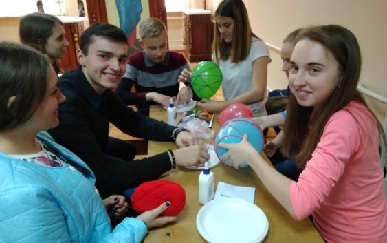 Квест, боді-арт, банси та море позитивних емоцій: у Києві готували аніматорів для християнських таборів