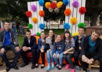 500 молодих людей одночасно встали з диванів