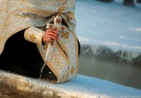 Освячена вода і все про неї. Чи потрібно її набирати літрами, стрибати в ополонку і ще багато корисного
