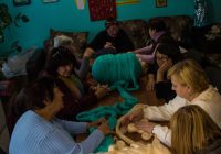 Люди похилого віку подарують власноруч виготовлені пледи сім’ям у потребі