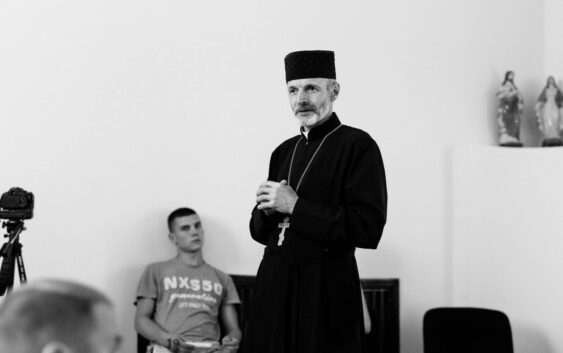 Священник, що організовує виставку картин ув’язнених, потребує допомоги