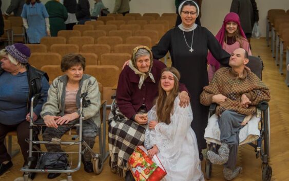 Приготуйте разом із “Майстернею милосердя” подарунки для самотніх і літніх людей