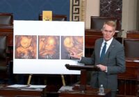 “Це дитина?” – Сенатор США показав фото ненародженої дитини та виступив з шокуючою промовою