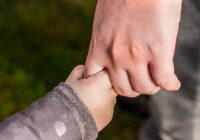 Недостатньо привести дитину на світ, аби зватися її батьками