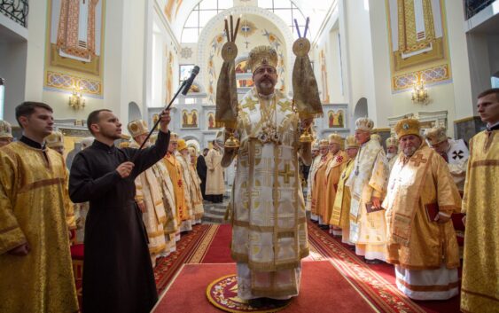 Зарваницька Богородице, вислухай наші молитви, принеси Твоєму Синові сльози, біль і страждання України, але водночас принеси Йому наші мрії та надії