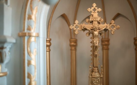 Тим, хто перестав ходити до храму через священника чи інших християн