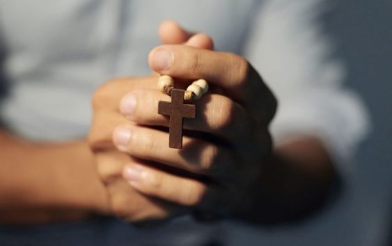 Чи є неуважність під час молитви у храмі ознакою духовної незрілості чи маловірства? 