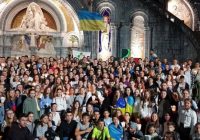 Українська молодь, яка прямує на СДМ, взяла участь у молитовній свічковій ході в Лурді