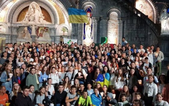 Українська молодь, яка прямує на СДМ, взяла участь у молитовній свічковій ході в Лурді