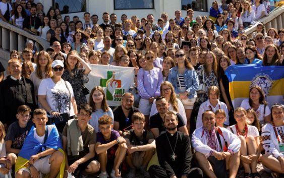 Дорогою до Лісабону українська молодь молилася до Фатімської Богородиці за мир в Україні
