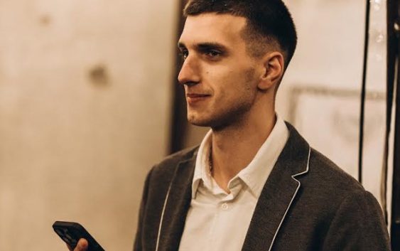 «Пишучи вірш, молюся»: поезія семінариста про Україну, Бога та любов підкорила серця тисяч українців